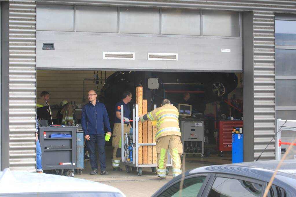 Auto dreigt van hefbrug Toyota Louwman af te vallen