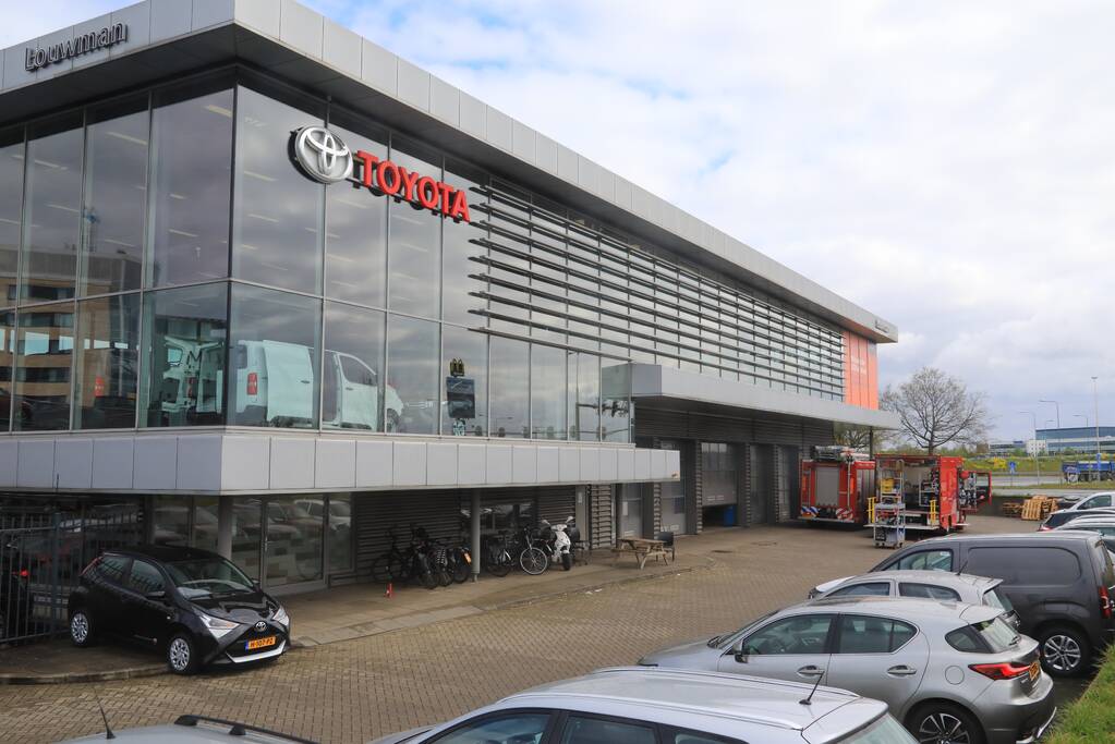 Auto dreigt van hefbrug Toyota Louwman af te vallen