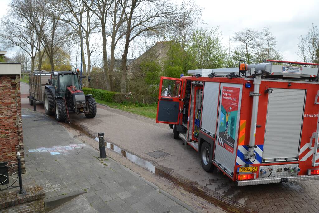 Tractor vliegt in brand