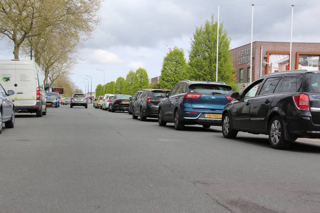 Enorme rij wachtende auto's voor vuilstort