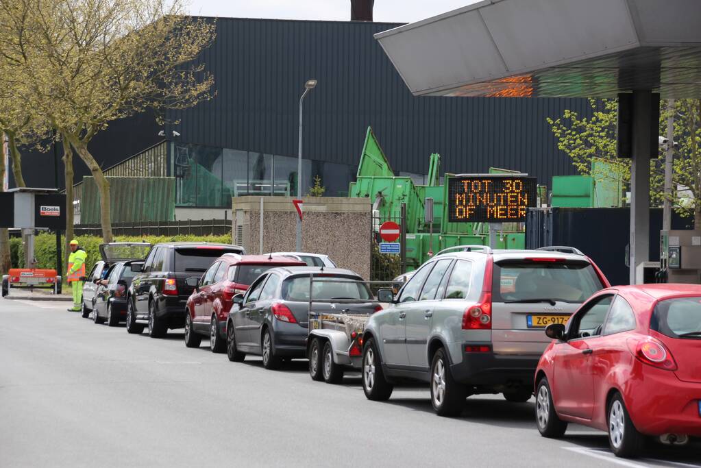 Enorme rij wachtende auto's voor vuilstort
