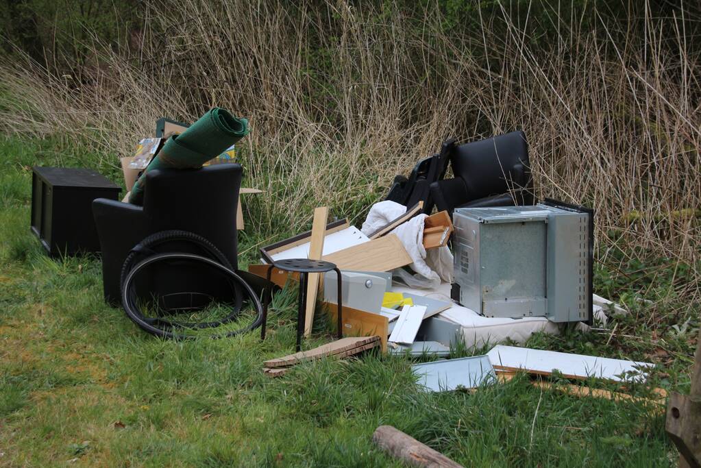 Huisraad gedumpt in bosgebied bij Almeerse Berg