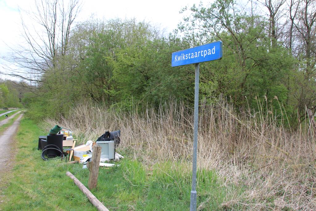Huisraad gedumpt in bosgebied bij Almeerse Berg