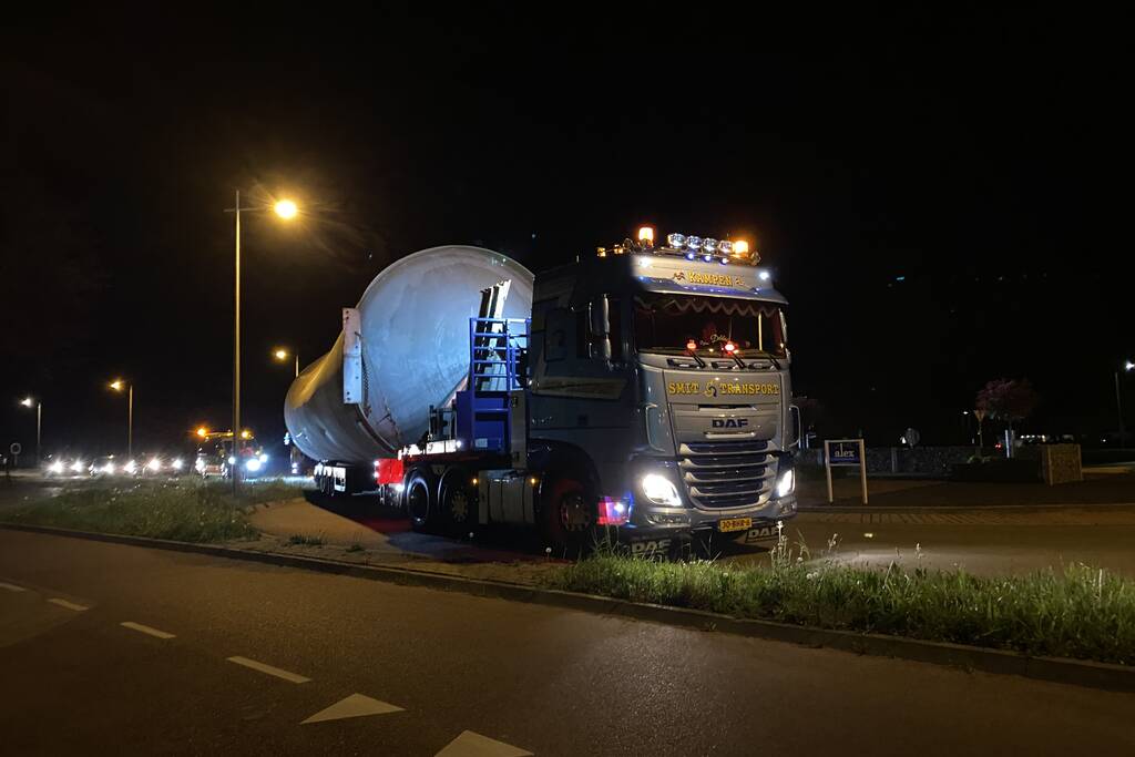 Zwaar transport trekt veel bekijks