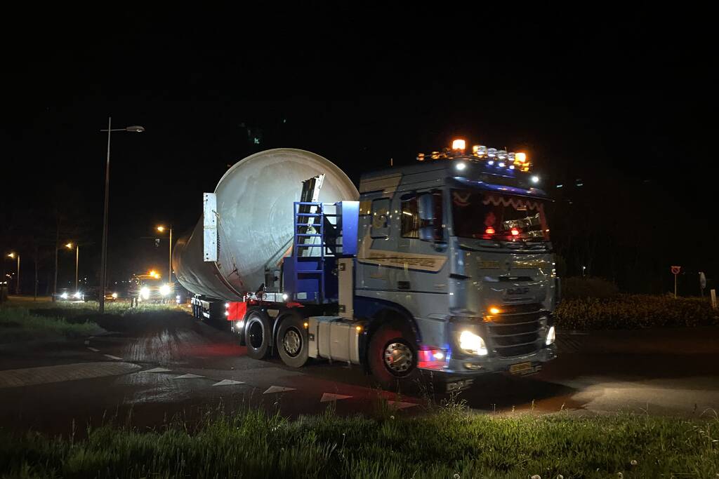 Zwaar transport trekt veel bekijks