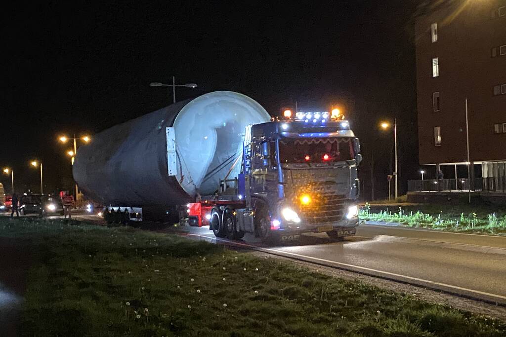 Zwaar transport trekt veel bekijks