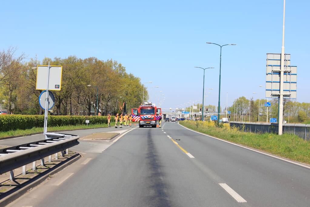 Honderden meters olie door kapotte vrachtwagen
