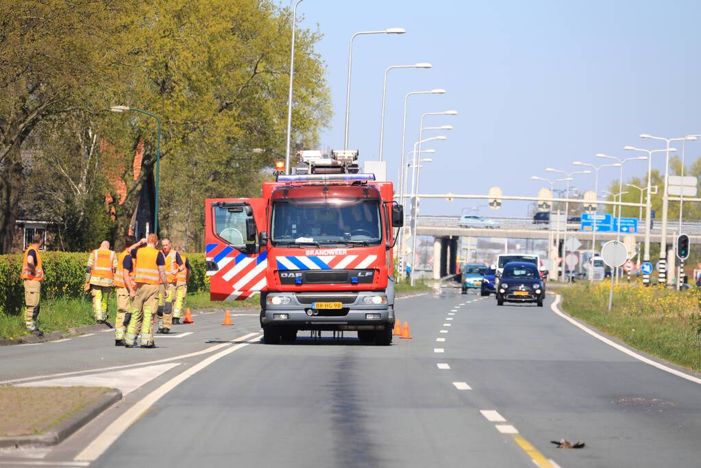 Honderden meters olie door kapotte vrachtwagen