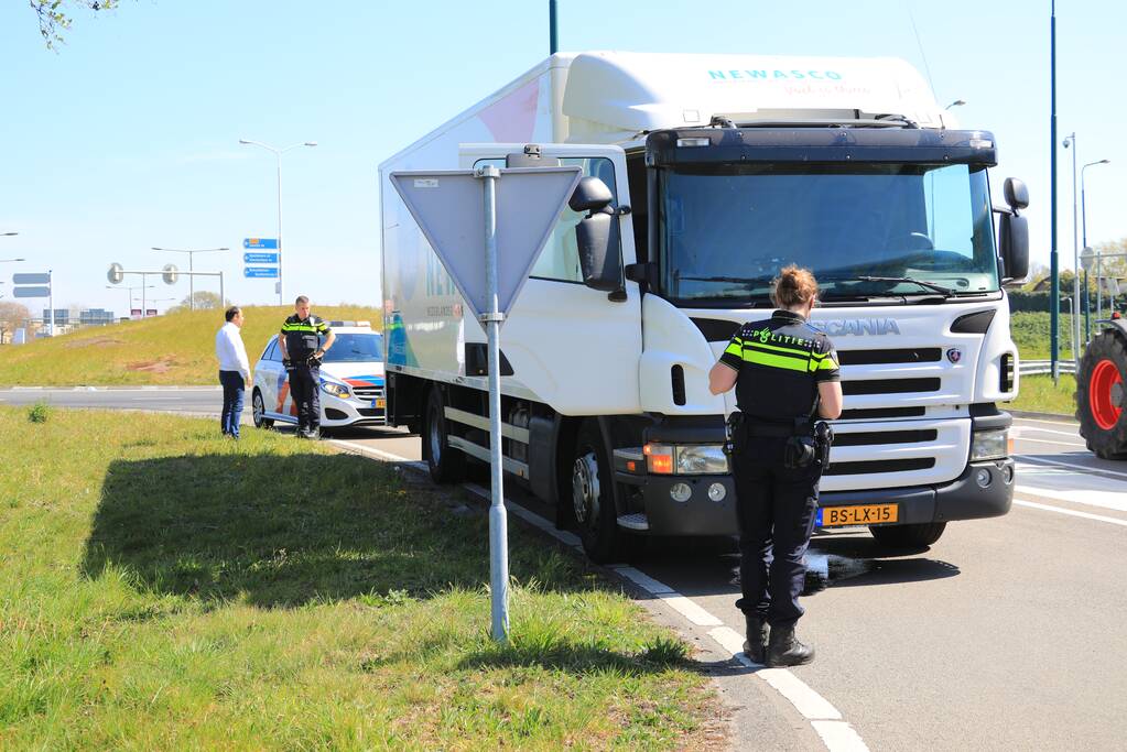 Honderden meters olie door kapotte vrachtwagen