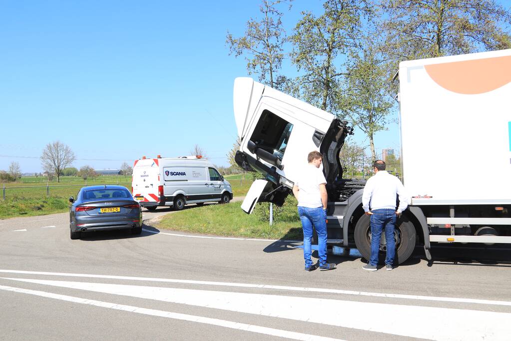 Honderden meters olie door kapotte vrachtwagen