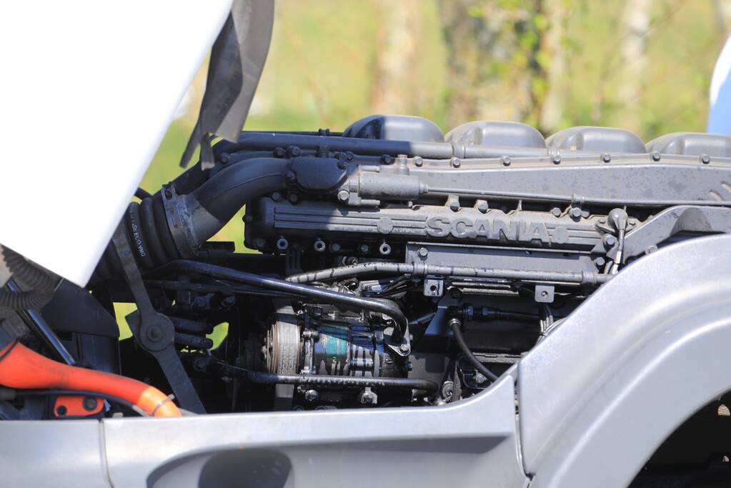 Honderden meters olie door kapotte vrachtwagen