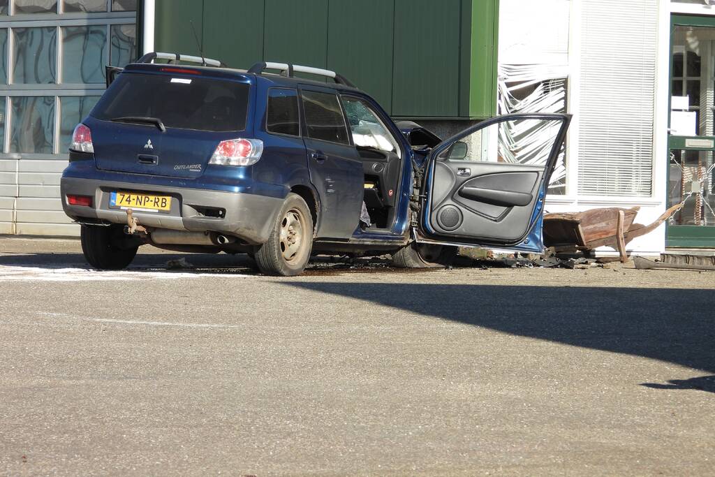 Auto knalt tegen loods