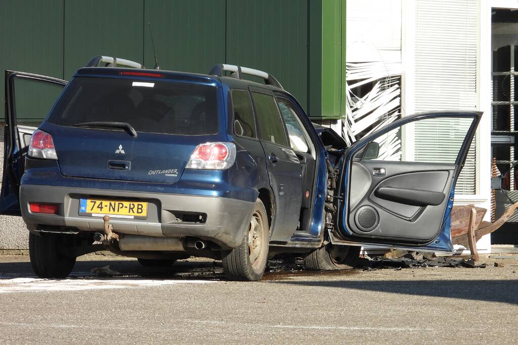 Auto knalt tegen loods