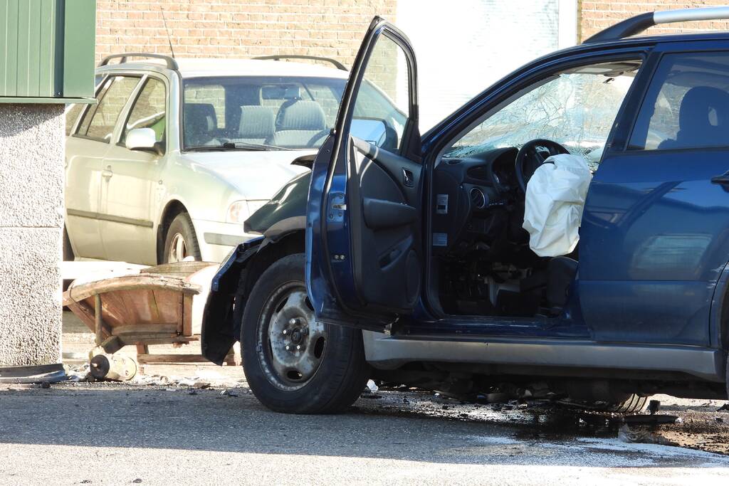 Auto knalt tegen loods