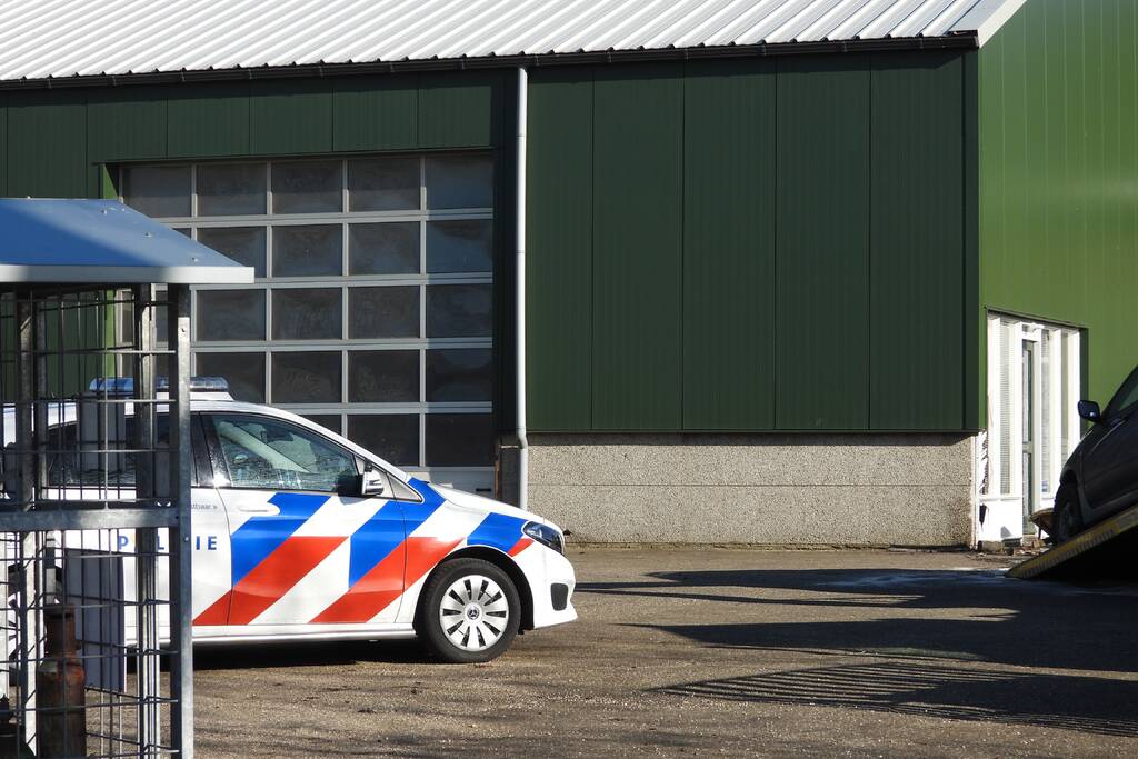 Auto knalt tegen loods