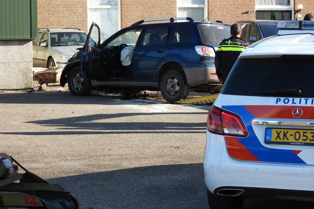 Auto knalt tegen loods