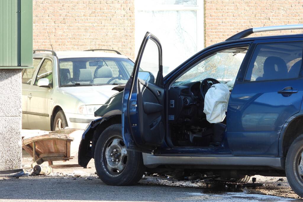 Auto knalt tegen loods