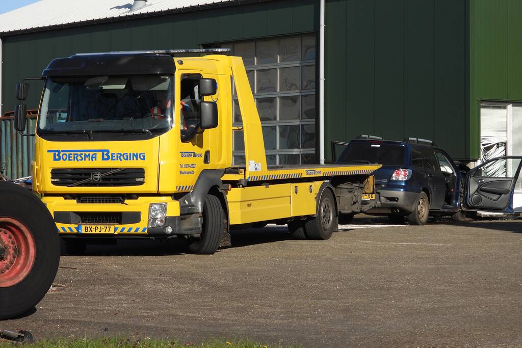 Auto knalt tegen loods