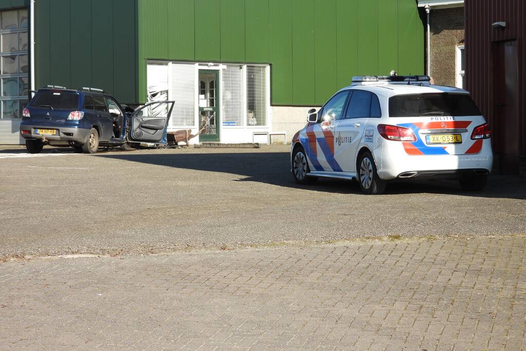 Auto knalt tegen loods