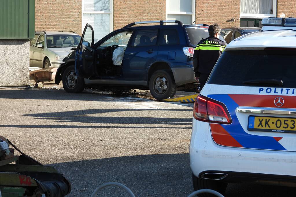 Auto knalt tegen loods