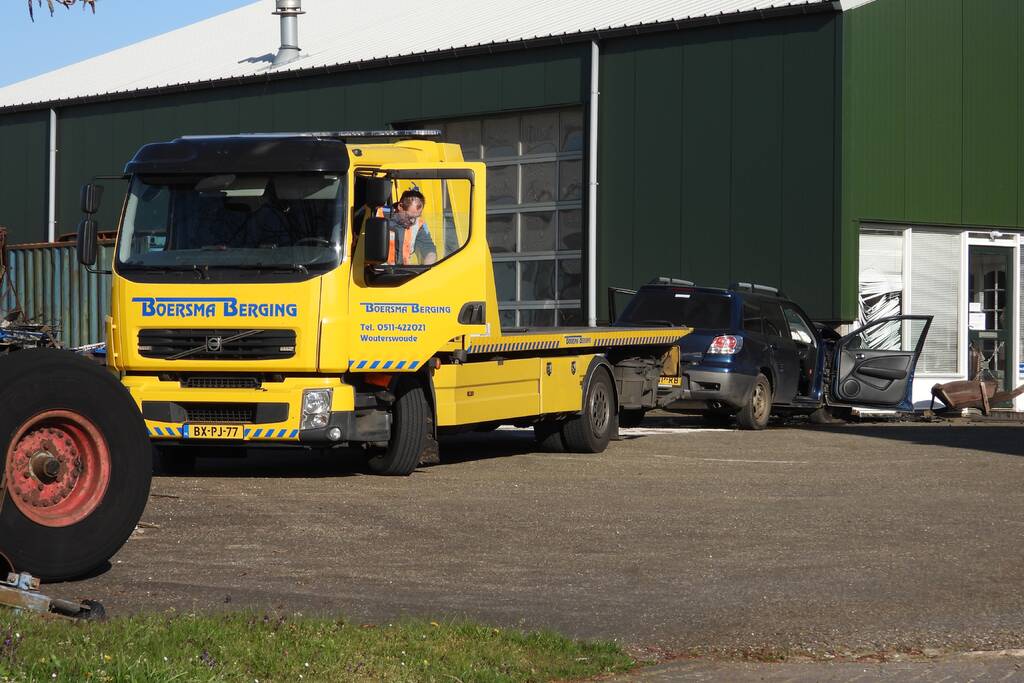 Auto knalt tegen loods