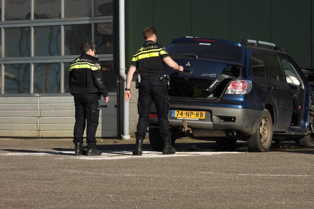Auto knalt tegen loods