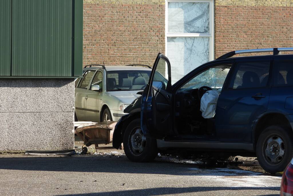 Auto knalt tegen loods