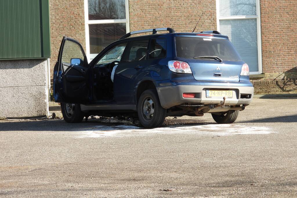 Auto knalt tegen loods