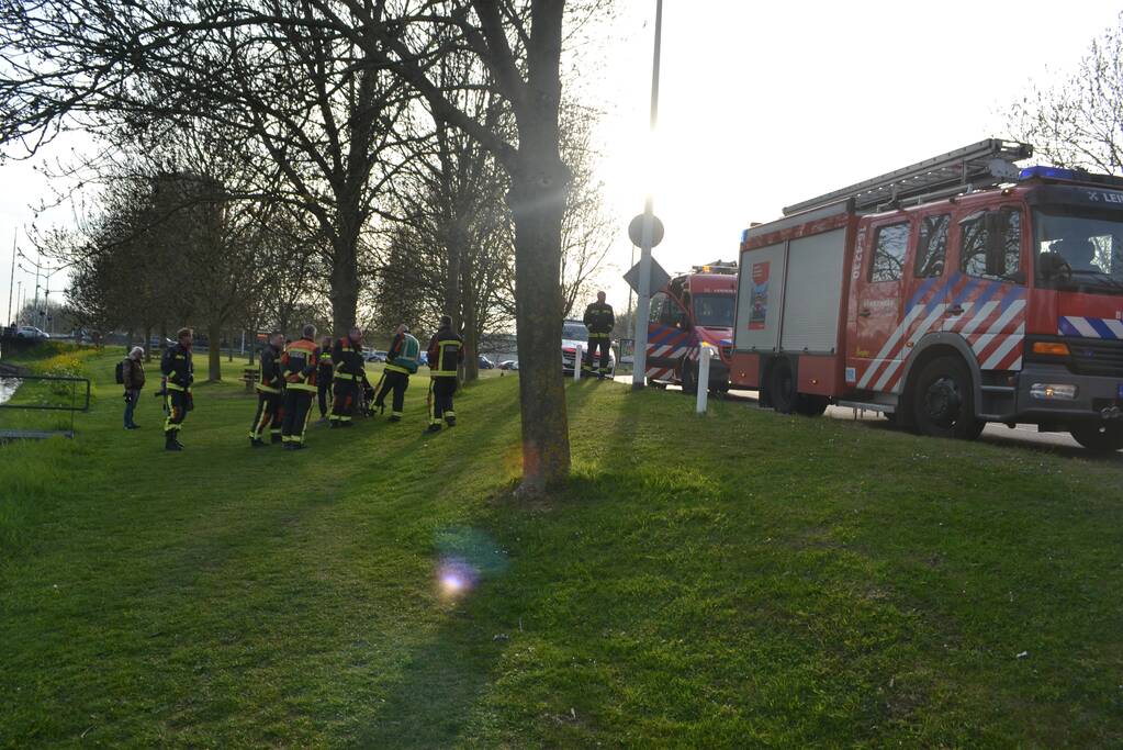 Buurtbewoner belt 112 om een persoon te water