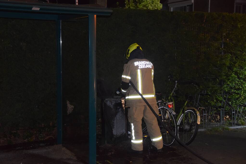 Bank en prullenbak in brand gestoken