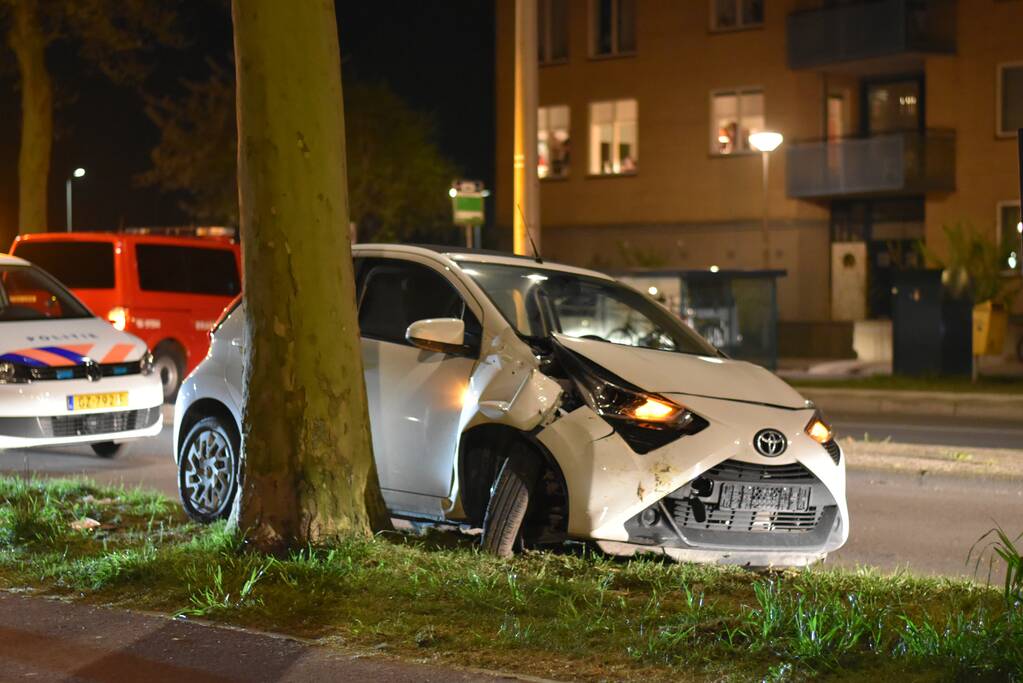Gewonde na botsing met boom