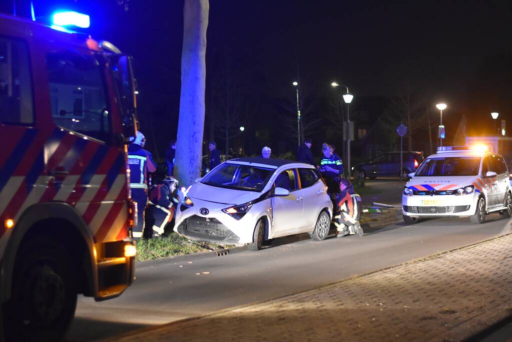 Gewonde na botsing met boom