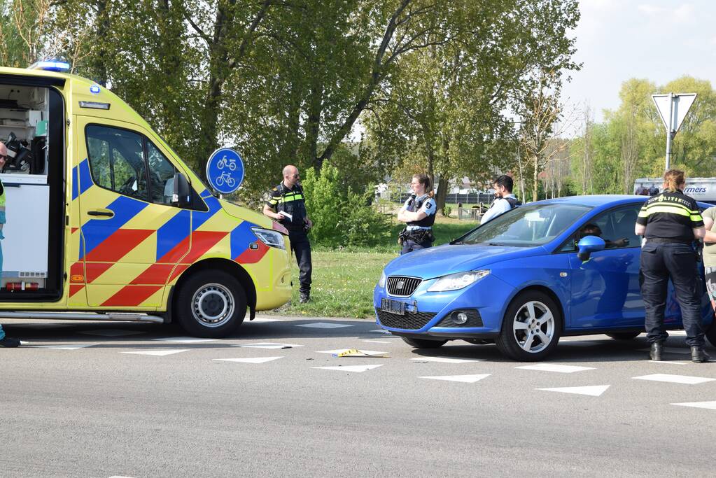 Fietser lichtgewond na aanrijding