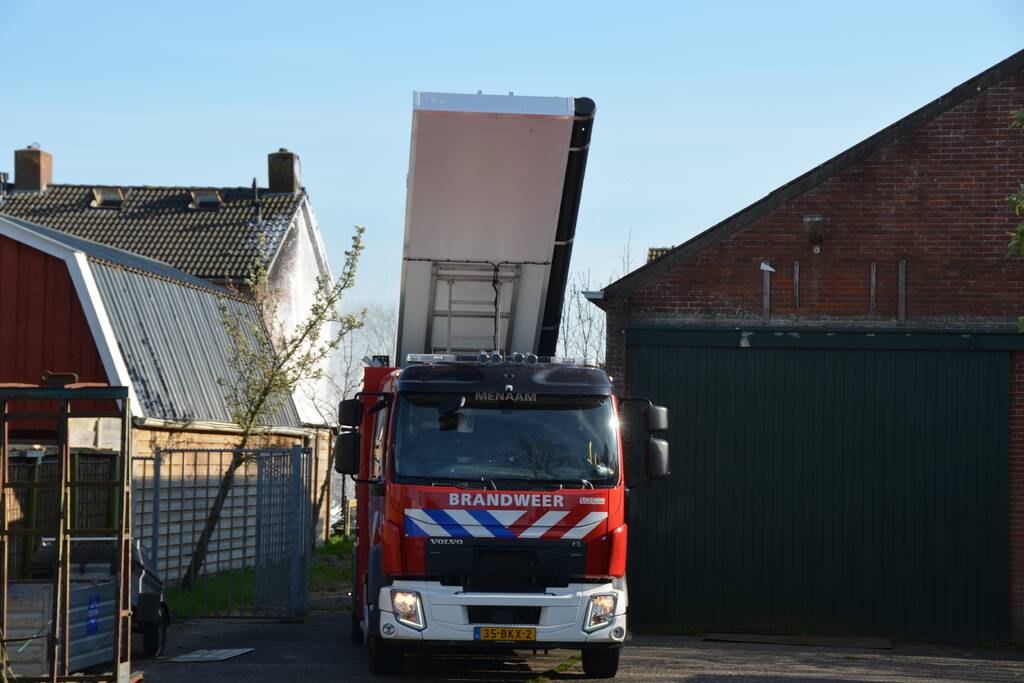 Uitslaande brand in schuur tegen woning aan