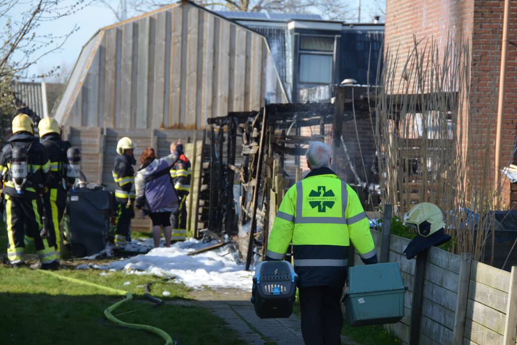 Uitslaande brand in schuur tegen woning aan