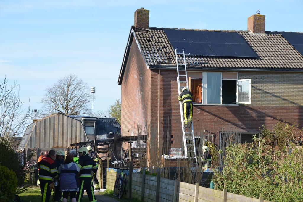 Uitslaande brand in schuur tegen woning aan