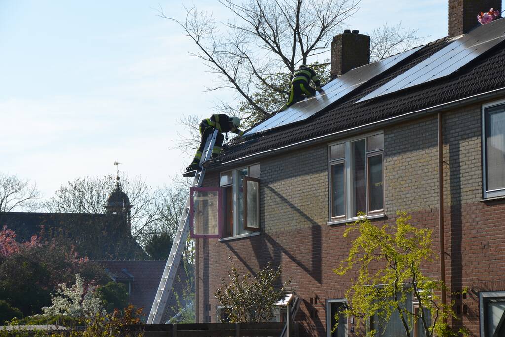 Uitslaande brand in schuur tegen woning aan