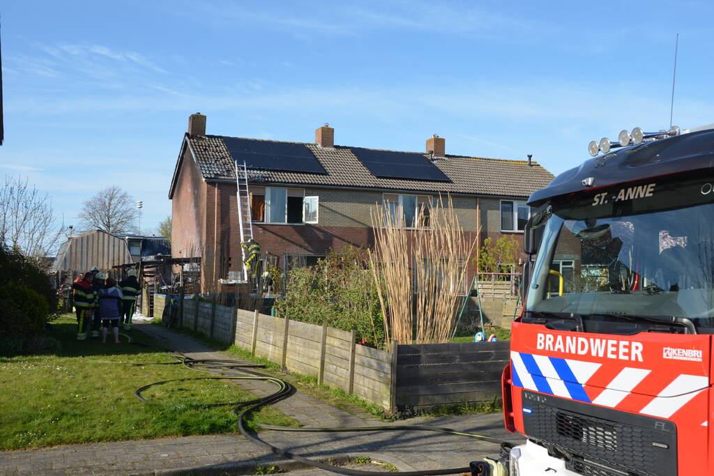 Uitslaande brand in schuur tegen woning aan