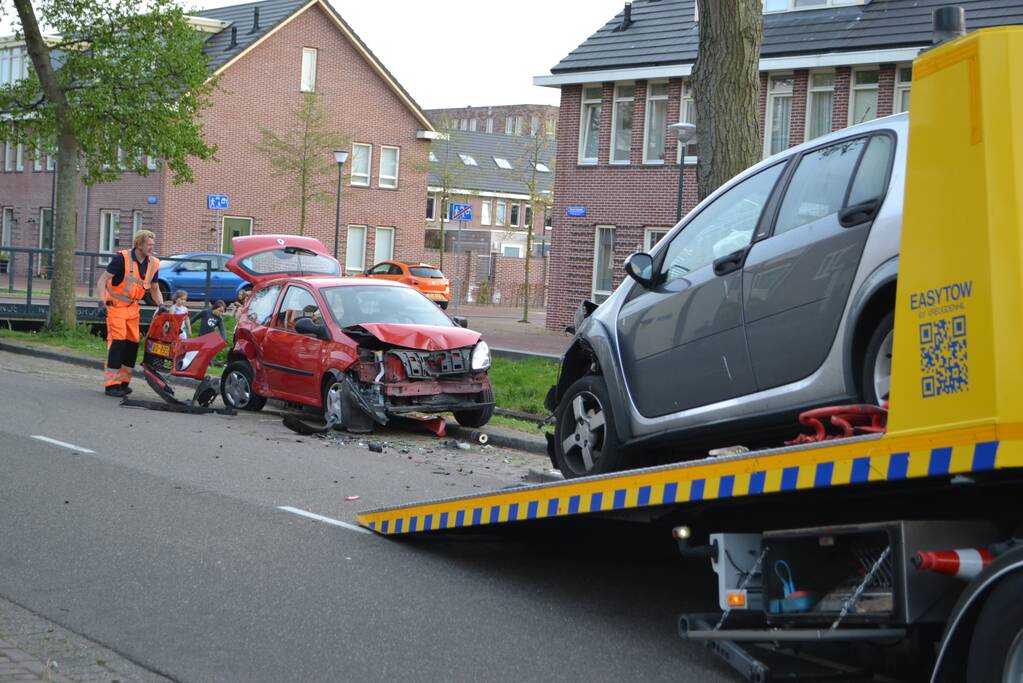 Automobilist klapt op geparkeerde auto