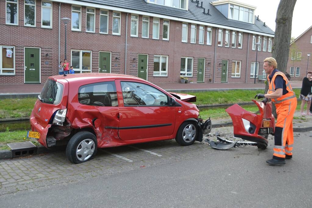 Automobilist klapt op geparkeerde auto