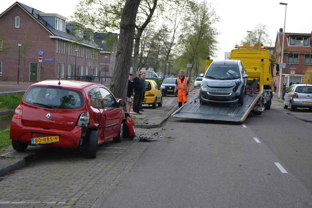 Automobilist klapt op geparkeerde auto
