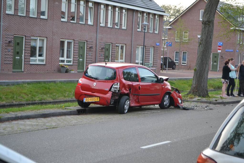 Automobilist klapt op geparkeerde auto