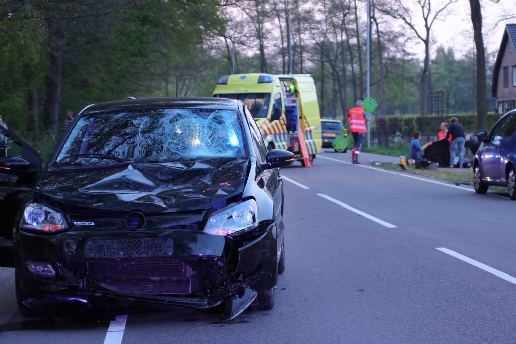 Brommerrijder zwaargewond bij frontale aanrijding met auto