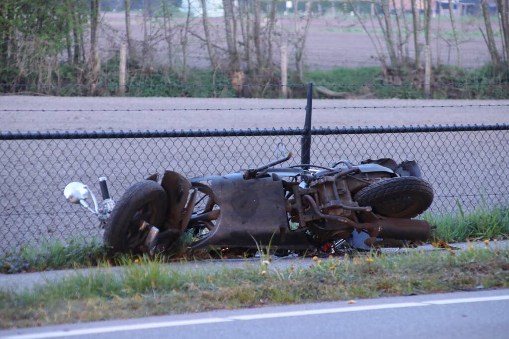Brommerrijder zwaargewond bij frontale aanrijding met auto