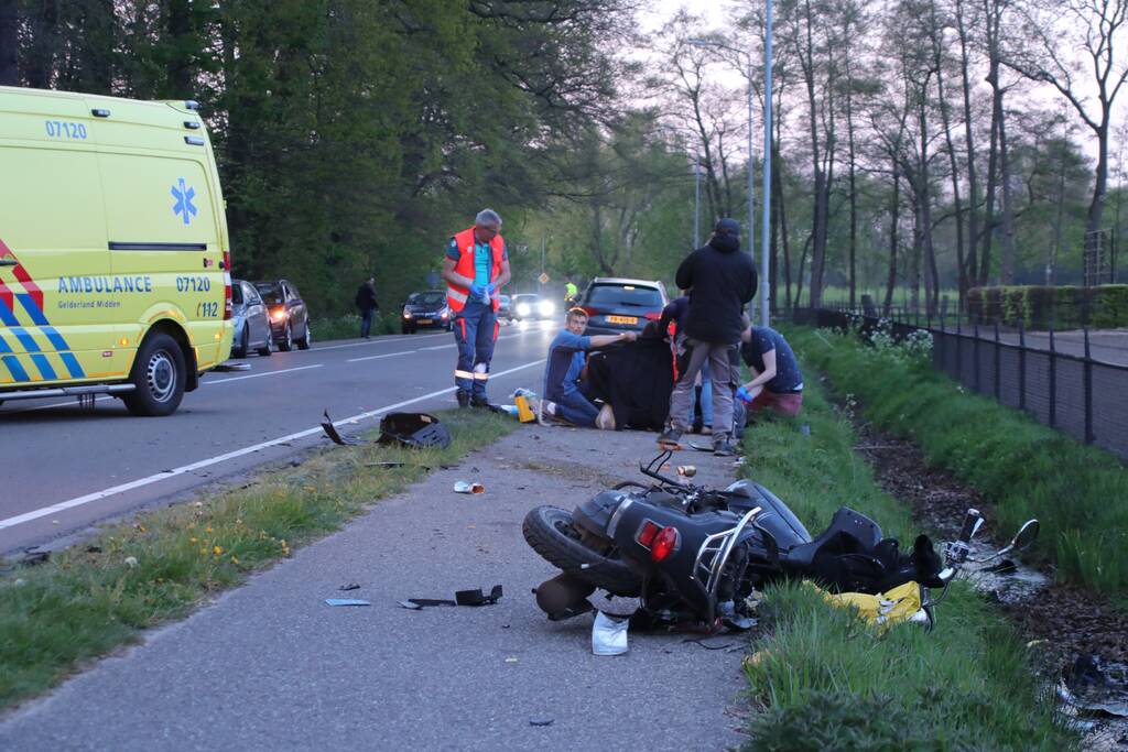 Brommerrijder zwaargewond bij frontale aanrijding met auto