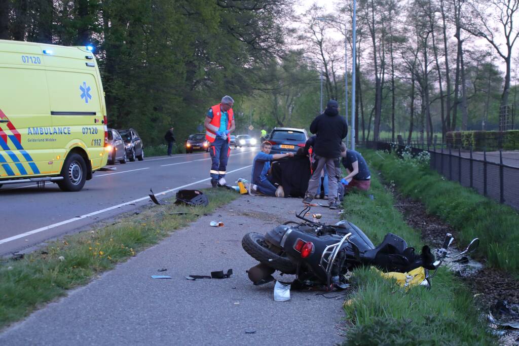 Brommerrijder zwaargewond bij frontale aanrijding met auto
