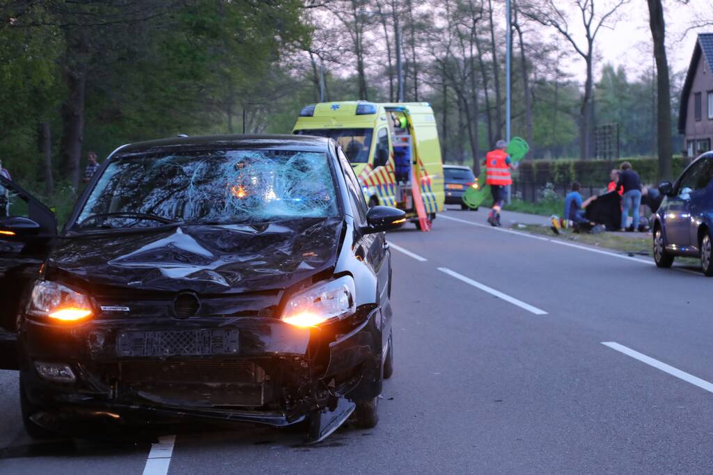 Brommerrijder zwaargewond bij frontale aanrijding met auto