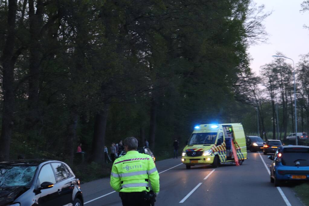 Brommerrijder zwaargewond bij frontale aanrijding met auto