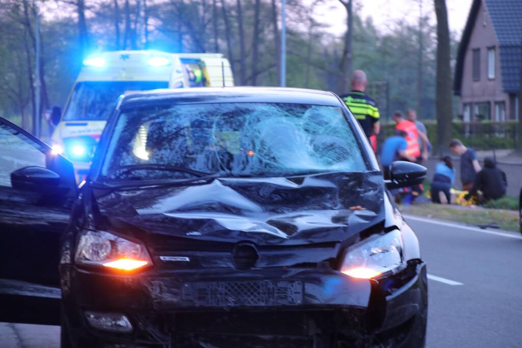 Brommerrijder zwaargewond bij frontale aanrijding met auto