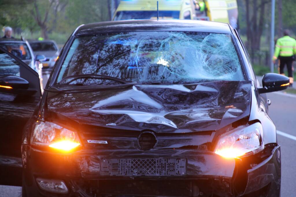 Brommerrijder zwaargewond bij frontale aanrijding met auto